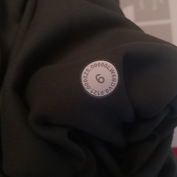 SOLD  Lululemon Invigorate HR Crop 23", Sz 6, SKSR - Picture 8 of 8